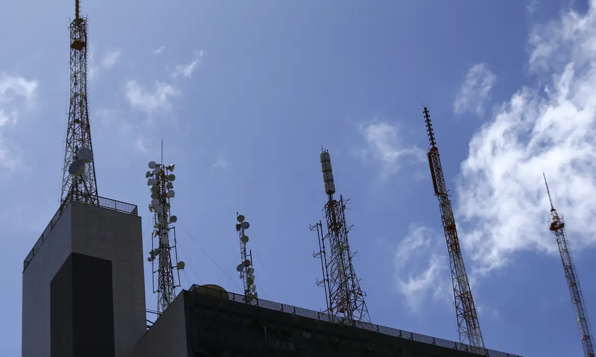 STF reafirma invalidade de normas locais sobre licença ambiental para instalação de antenas de alimentação