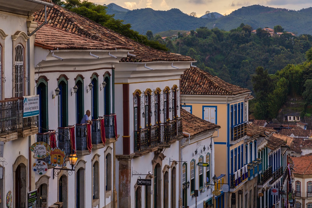 Ouro Preto: Tribunal de Contas multa ex-prefeito e controlador por acumulação de funções em licitação